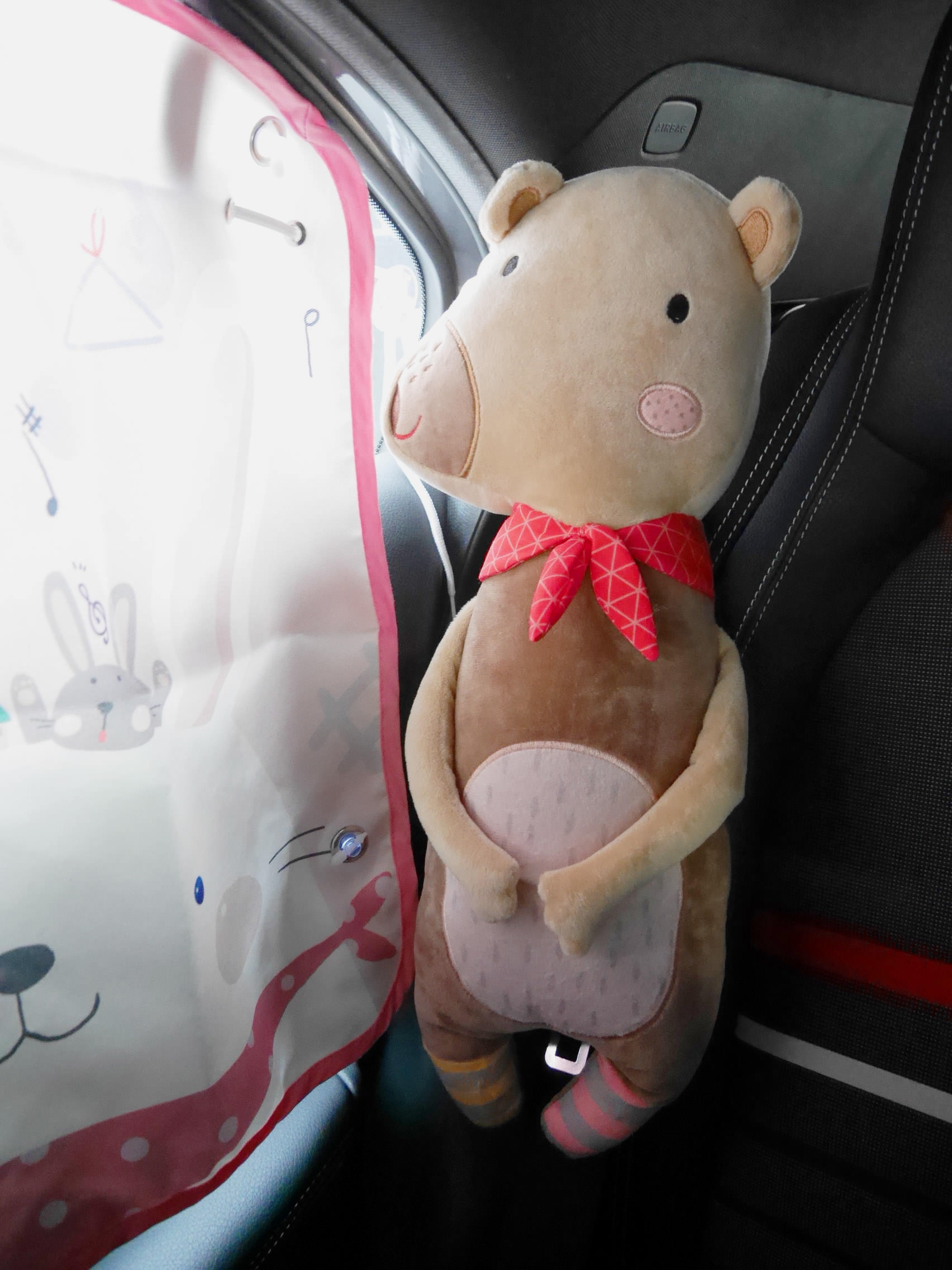 [育兒好物] 太陽紫外線out！韓國THE ZARI汽車遮陽簾+安全帶安撫娃娃