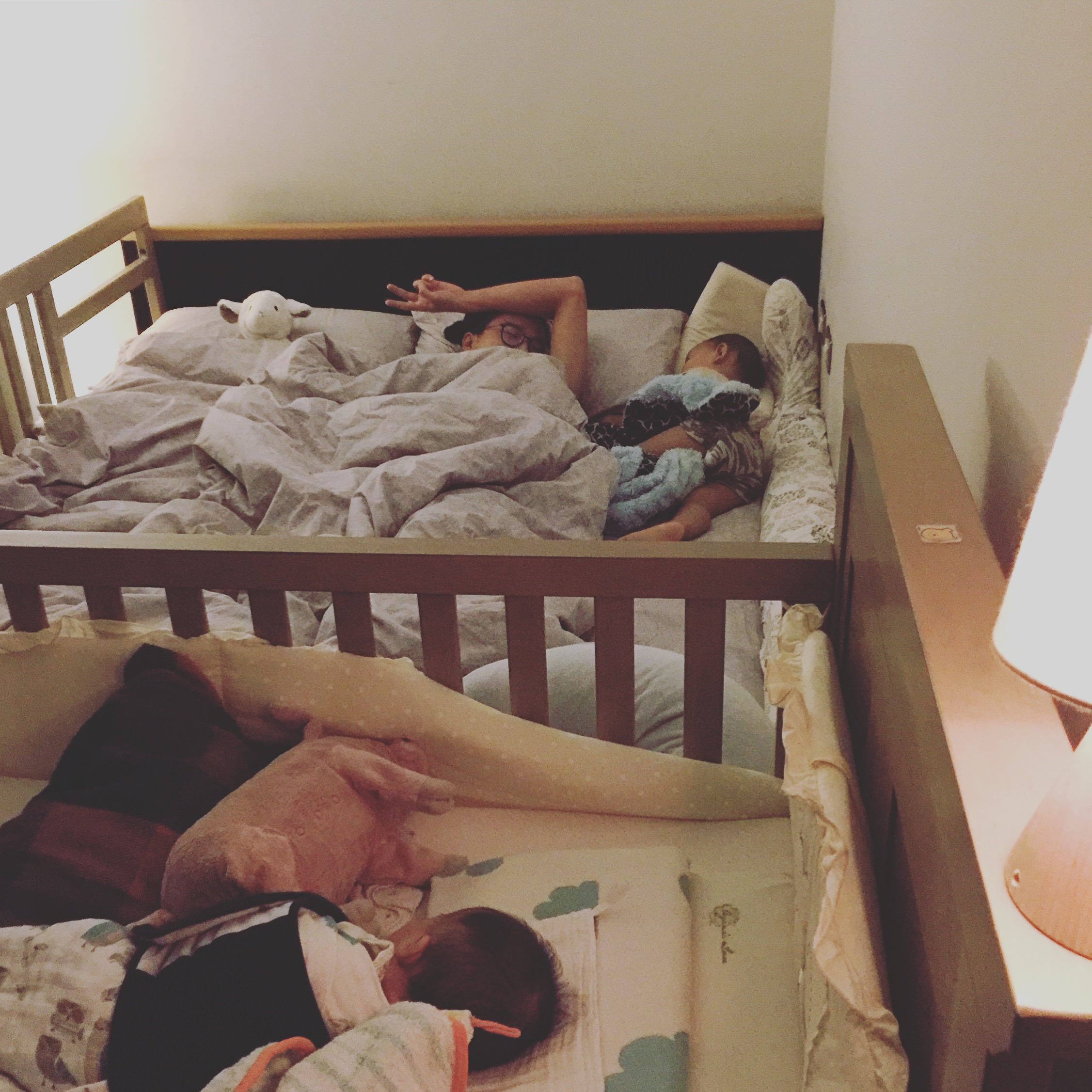 [育兒經] 兩個寶寶的作息調整,養成自行入睡的好習慣-從崩潰中走出來的雙寶媽