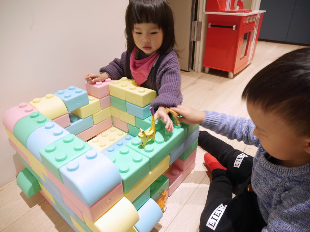 [啾團] 安全又好玩,給小朋友的無限想像及建構能力-WOOHOO FantasBrick大型搖搖軟積木+WOOHOO Block Junior 軟積木+WOOHOO兒童玩具收納櫃+心心積木