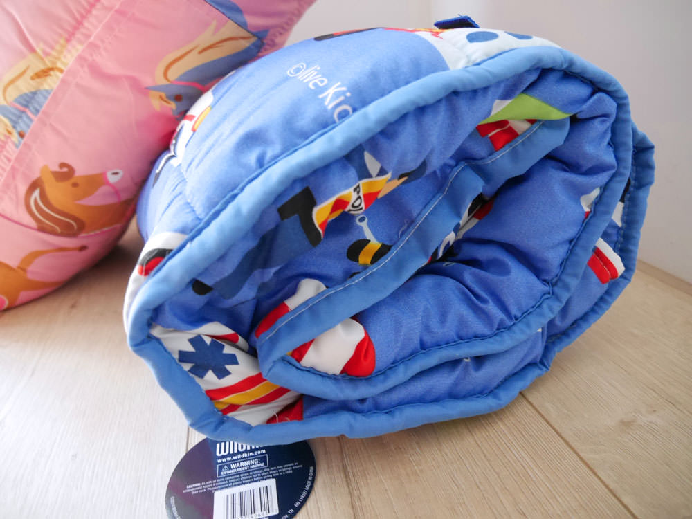 [育兒好物] 上學了!幼兒園必備~好輕.好收的美國 Wildkin 無毒幼教睡袋+書包/餐袋/保冰保溫袋/日本KIU 空氣感兒童雨衣