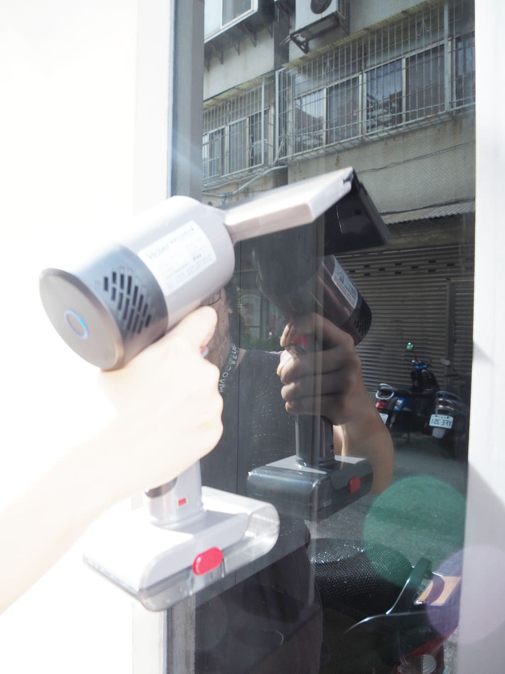 [啾團] 媽媽的好幫手洗玻璃,洗車窗,洗鏡子快速又乾淨-Haier 海爾 無線手持清潔洗窗機