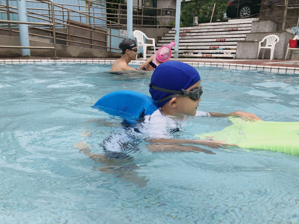 [泳具] 幼兒學游泳好幫手!來自英國的兒童游泳神器Swimfin-小鯊泳鰭＆美國SNAPPER ROCK兒童泳衣＆Barracuda兒童泳鏡
