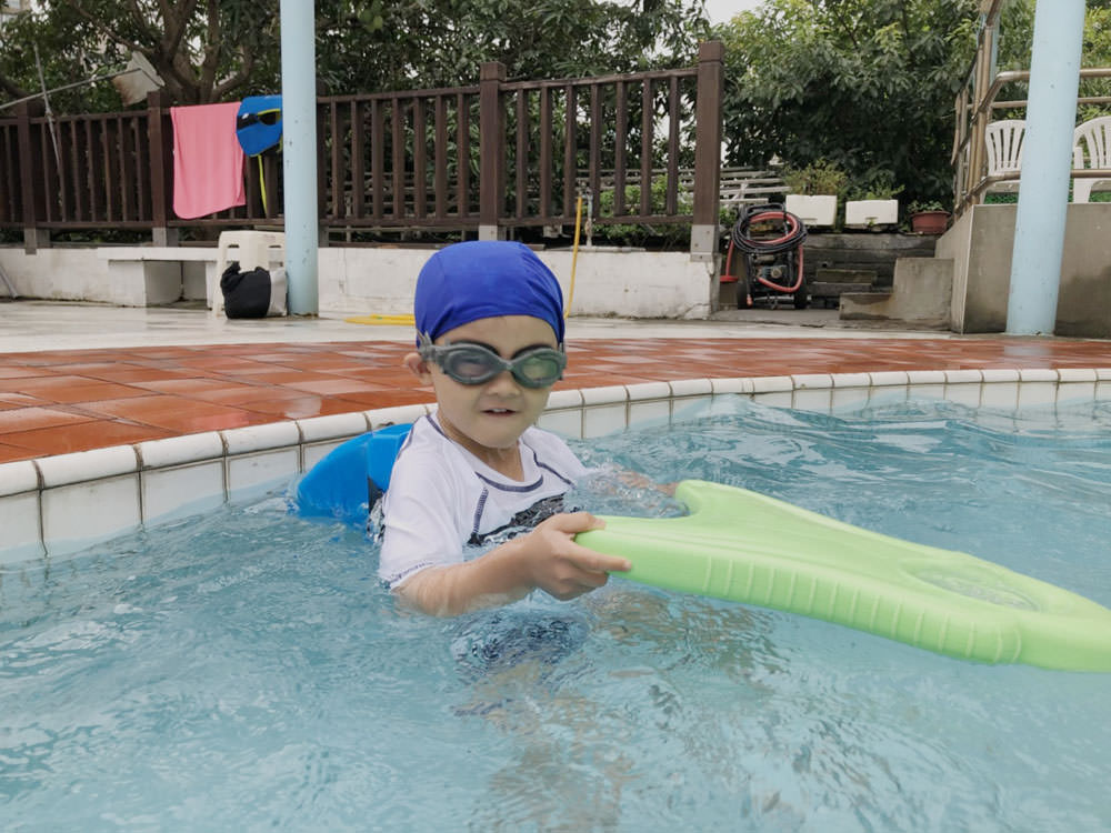[泳具] 幼兒學游泳好幫手!來自英國的兒童游泳神器Swimfin-小鯊泳鰭＆美國SNAPPER ROCK兒童泳衣＆Barracuda兒童泳鏡