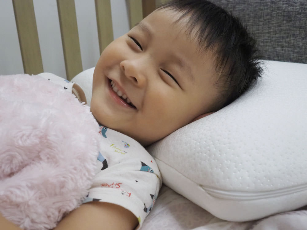 [育兒好物] 防過敏抗塵蟎保護頭型, 220度環頸曲線睡起來好舒服!讓寶寶安心熟睡到天亮的武器-英國Panda甜夢枕