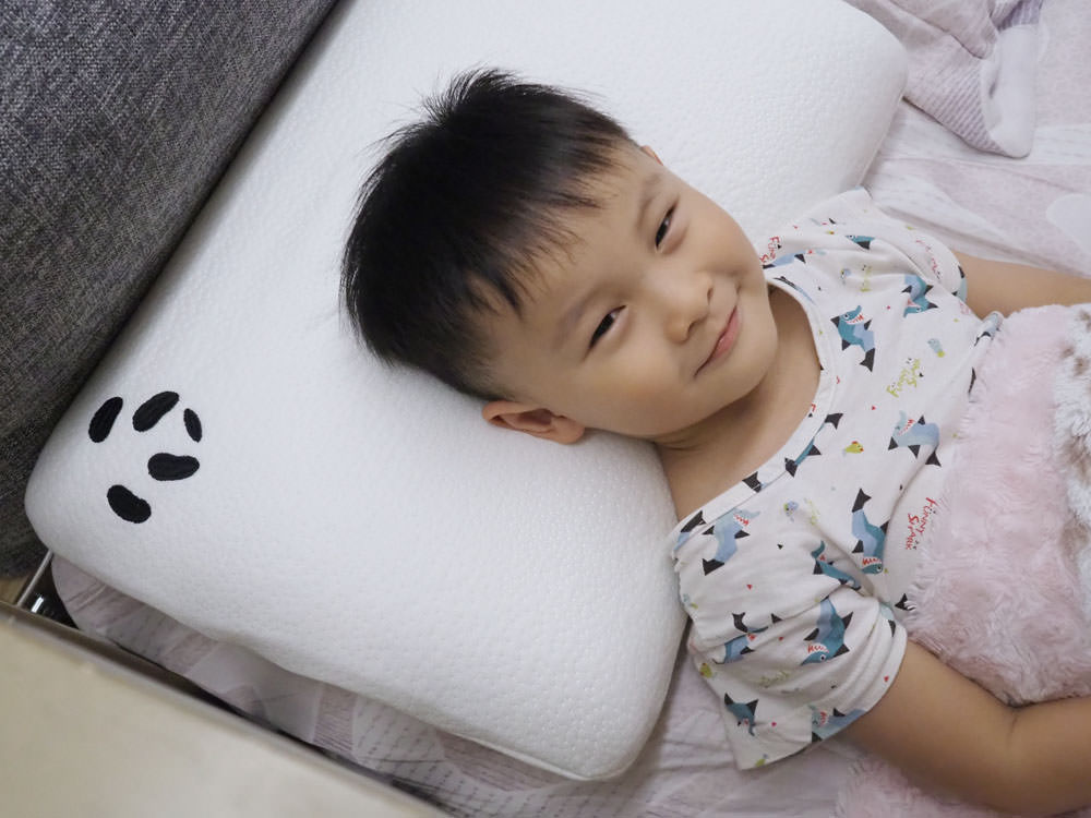 [育兒好物] 防過敏抗塵蟎保護頭型, 220度環頸曲線睡起來好舒服!讓寶寶安心熟睡到天亮的武器-英國Panda甜夢枕