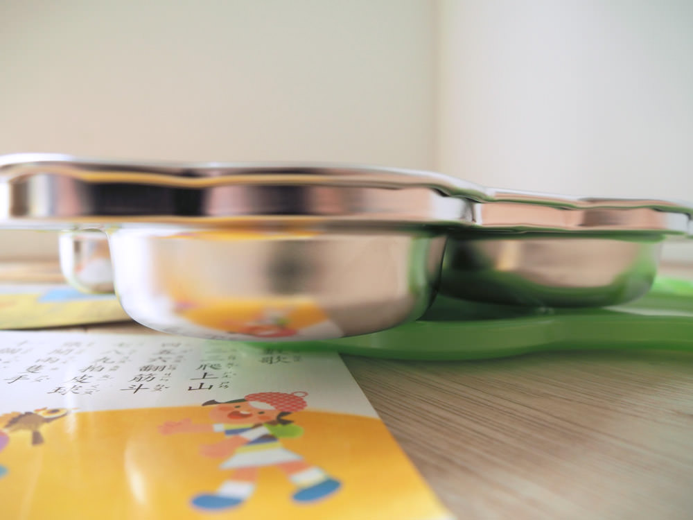 [啾團] 小孩界超夯的澳洲B.BOX及美國innobaby兒童餐具,讓小孩吃的開心媽媽放心的好用餐盤-歡樂小雞矽膠防滑餐盤/b.box防漏學習水杯