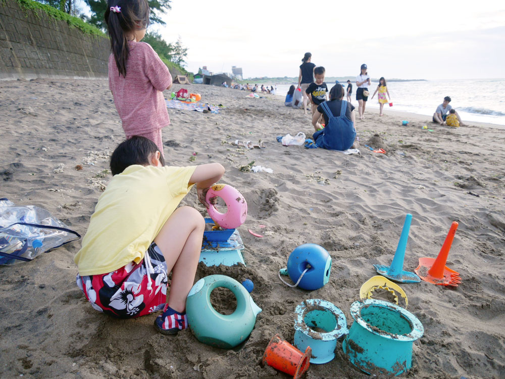 [啾團] 比利時Quut玩沙戲水玩具讓玩沙變得更好玩!去海邊不只有鏟子跟桶子