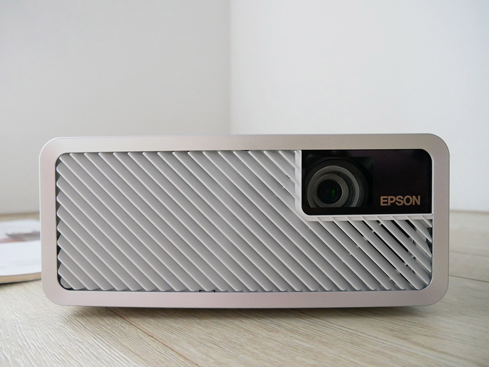 [啾團] Epson EF-100WATV自由視 移動光屏雷射投影機.最小的 3LCD投影機.家裡隨處都是我的電影院