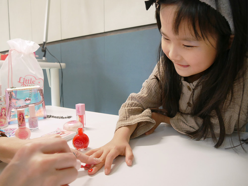 [啾團] 韓國Little Bling兒童化妝品讓滿足小女孩的愛漂亮,女孩看到都瘋狂的擬真兒童彩妝!