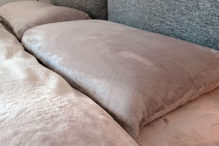 [寢具] 棉床本舖,被綿密手感擁抱的舒服法蘭絨床組,枕著穩重厚實安眠枕入睡