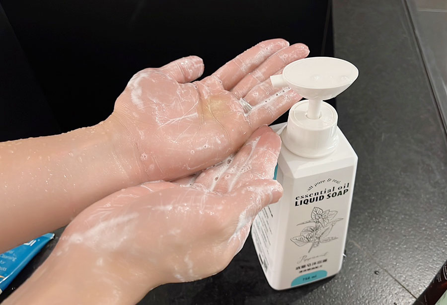 [啾團] 純萃自然Opureal純萃精油液態皂沐浴露,大人小孩都可以使用,取自自然的安心沐浴露