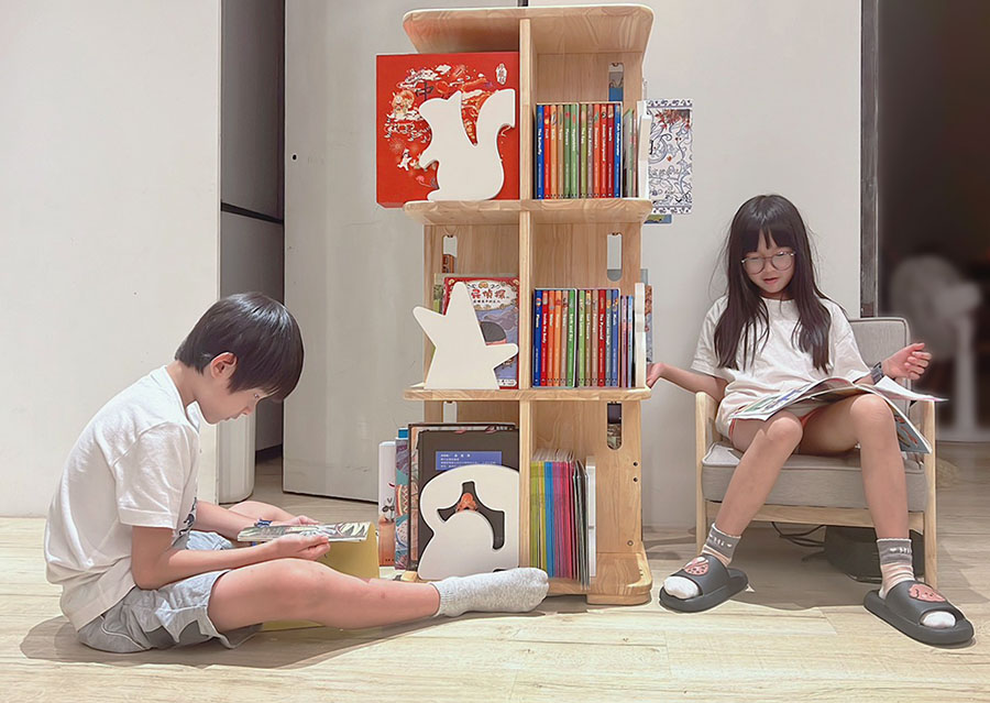 [啾團] 愛兒館-閱讀森林旋轉書櫃,360度旋轉設計,小空間讓收納量更多,更方便查找書本(加開小沙發)
