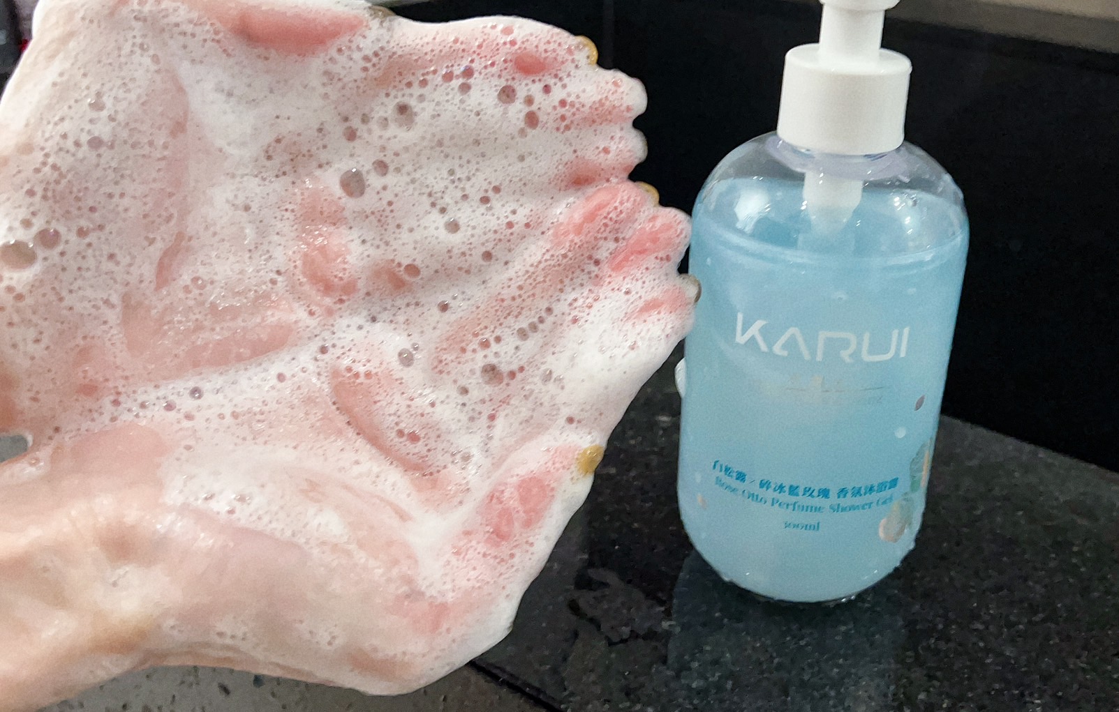 [啾團] Karui卡洛伊_水潤光白松露×碎冰藍玫瑰香氛沐浴露,洗出牛奶肌