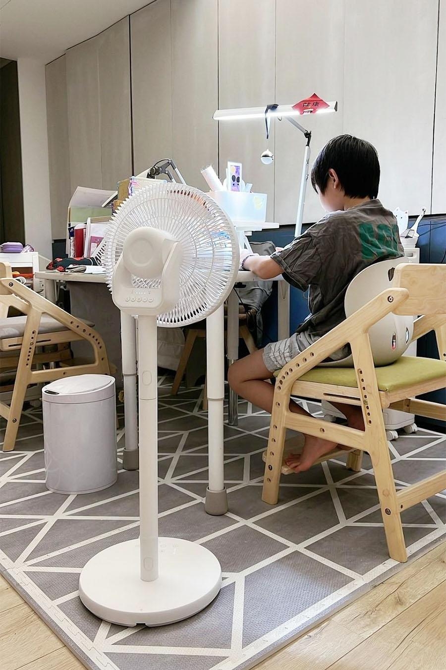 [啾團]日本KOIZUMI森林浴負離子無線電風扇,會釋放1億負離子,停電也不怕!超適合露營的無線電風扇