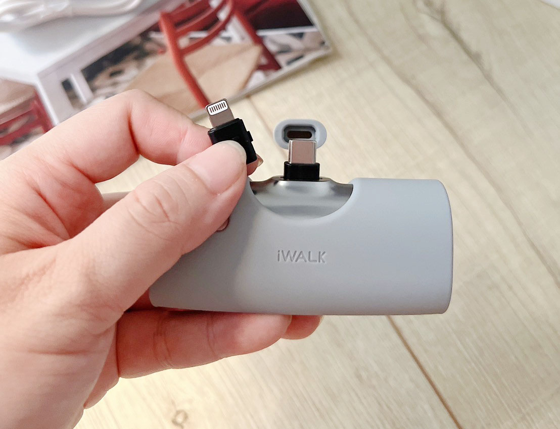 [啾團 ]iWalk Pro 直插式快充行動電源(4900mAh)不被線干擾跟束縛的超輕巧行動電源(加開手機背帶/藍芽耳機/快充頭/線)