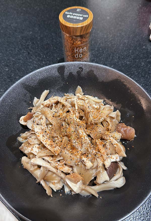 [啾團] 簡單撒一撒,料理立刻變高級,讓食物無負擔無多餘熱量的秘密武器-Ken do / 肯 私廚香料粉