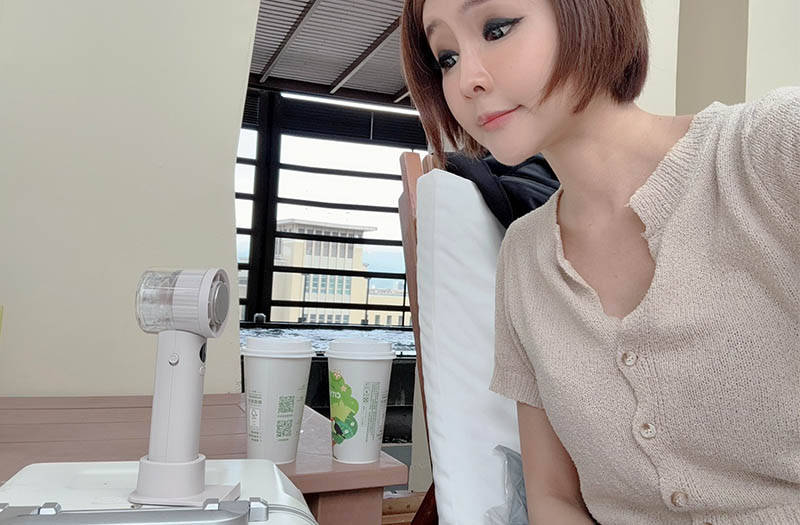 [啾團] 夏天抗暑必備,FUNY冰晶渦輪手持風扇,有顏值又有冰感的超強小風扇