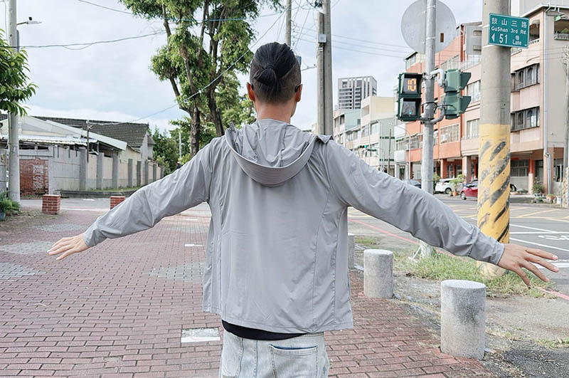 [啾團] 體感降5℃的冰霸衣！夏日出門不再怕曬，WIWI UPF50+防曬涼感冰霸衣穿上就涼！