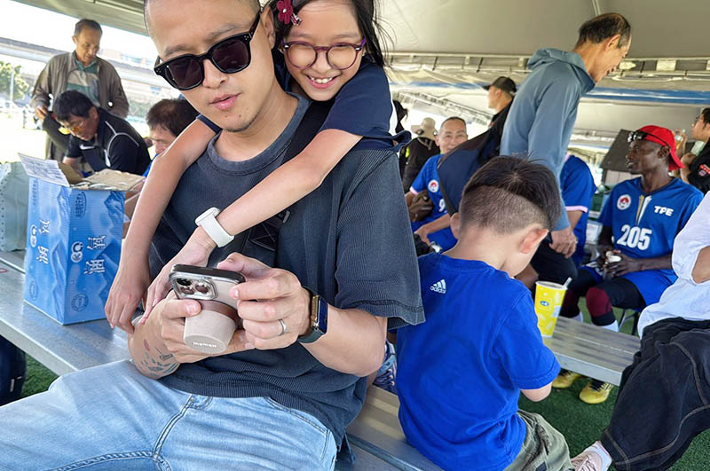 [啾團] Momax 1-Vibe Go小小一顆大大威力,迷你磁吸支架無線音箱(可攜式喇叭/無線藍牙喇叭)