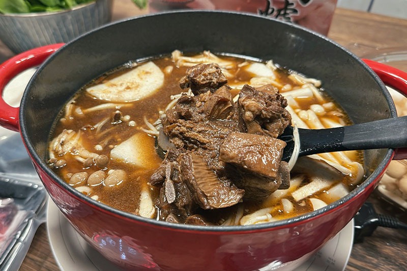 [啾團] 連孩子都搶著喝湯！湯頭一喝上癮！北港紅燒羊肉爐-爐憶羊肉爐真的太犯規了