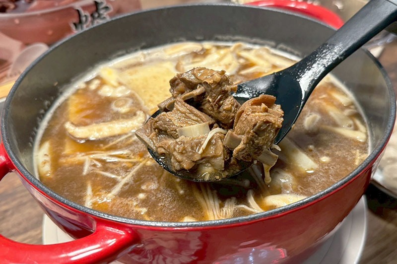 [啾團] 連孩子都搶著喝湯！湯頭一喝上癮！北港紅燒羊肉爐-爐憶羊肉爐真的太犯規了