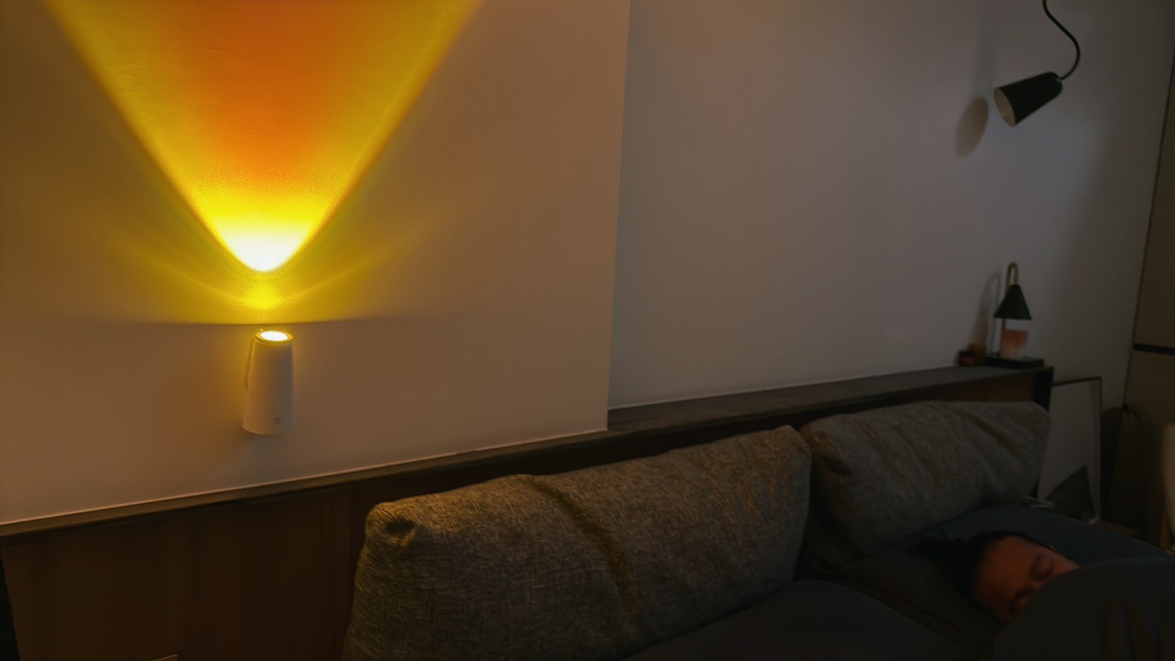 [啾團] 點亮家中的質感角落！FUNY夕陽氛圍創意LED檯燈，一秒切換浪漫日落與專注時刻