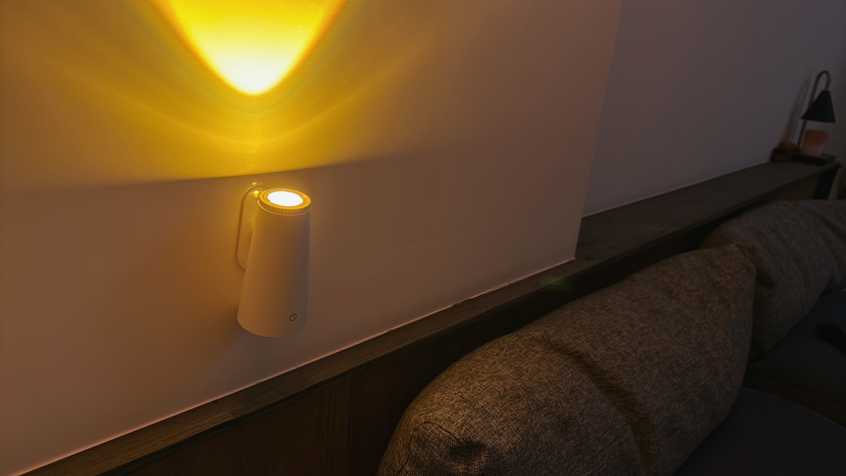 [啾團] 點亮家中的質感角落！FUNY夕陽氛圍創意LED檯燈，一秒切換浪漫日落與專注時刻