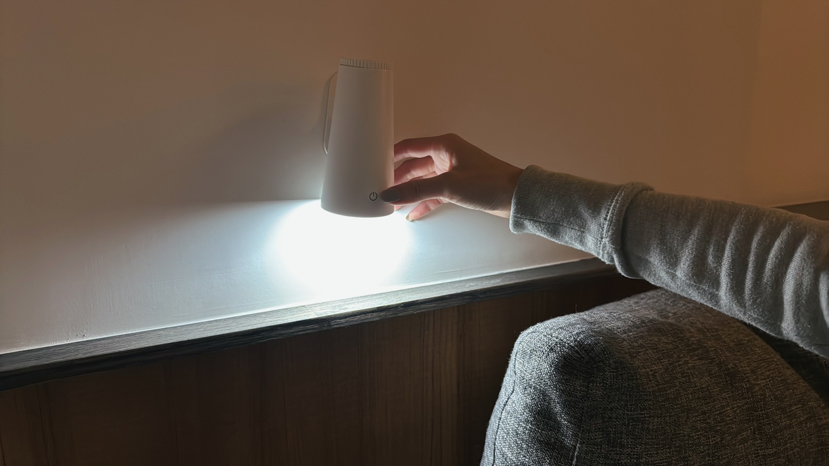 [啾團] 點亮家中的質感角落！FUNY夕陽氛圍創意LED檯燈，一秒切換浪漫日落與專注時刻