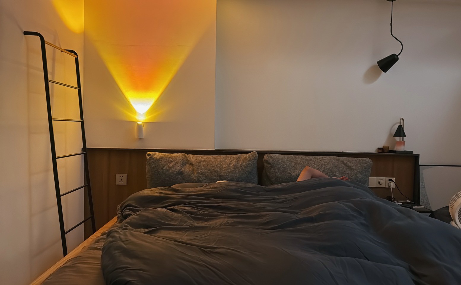 [啾團] 點亮家中的質感角落！FUNY夕陽氛圍創意LED檯燈，一秒切換浪漫日落與專注時刻