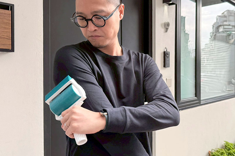 [啾團] 主婦激推的省錢大絕招！韓國爆紅「可水洗矽膠清潔滾輪」，打掃地板不再腰痠背痛！