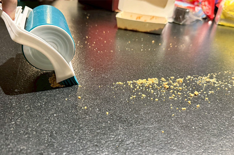 [啾團] 主婦激推的省錢大絕招！韓國爆紅「可水洗矽膠清潔滾輪」，打掃地板不再腰痠背痛！