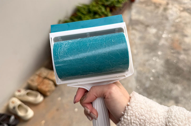 [啾團] 主婦激推的省錢大絕招！韓國爆紅「可水洗矽膠清潔滾輪」，打掃地板不再腰痠背痛！