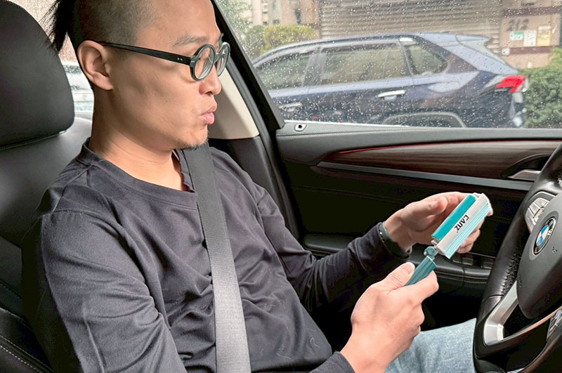 [啾團] 主婦激推的省錢大絕招！韓國爆紅「可水洗矽膠清潔滾輪」，打掃地板不再腰痠背痛！