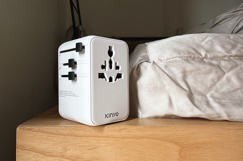 [啾團] 出國帶這顆就夠！一台抵6台！體積小、充超快又安全的KINYO自帶線氮化鎵萬國轉接頭