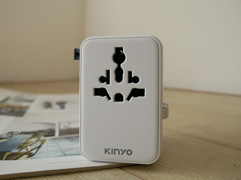 [啾團] 出國帶這顆就夠！一台抵6台！體積小、充超快又安全的KINYO自帶線氮化鎵萬國轉接頭