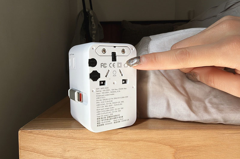 [啾團] 出國帶這顆就夠！一台抵6台！體積小、充超快又安全的KINYO自帶線氮化鎵萬國轉接頭