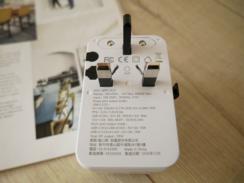 [啾團] 出國帶這顆就夠！一台抵6台！體積小、充超快又安全的KINYO自帶線氮化鎵萬國轉接頭