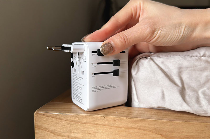 [啾團] 出國帶這顆就夠！一台抵6台！體積小、充超快又安全的KINYO自帶線氮化鎵萬國轉接頭