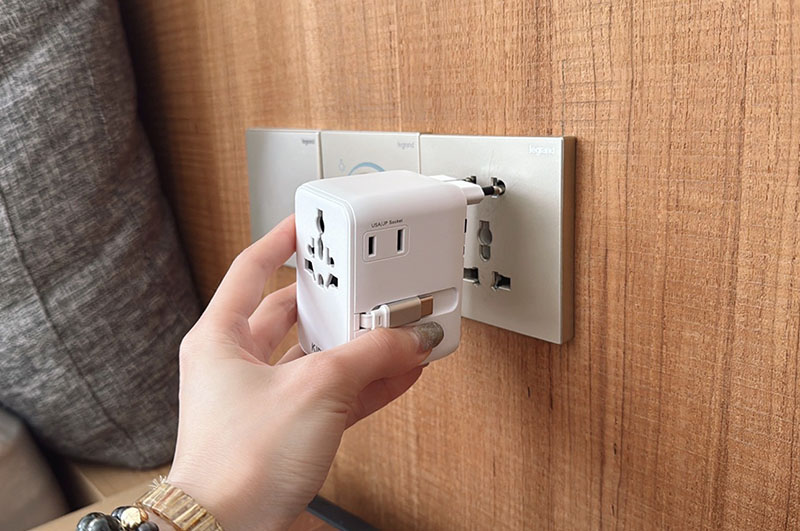 [啾團] 出國帶這顆就夠！一台抵6台！體積小、充超快又安全的KINYO自帶線氮化鎵萬國轉接頭