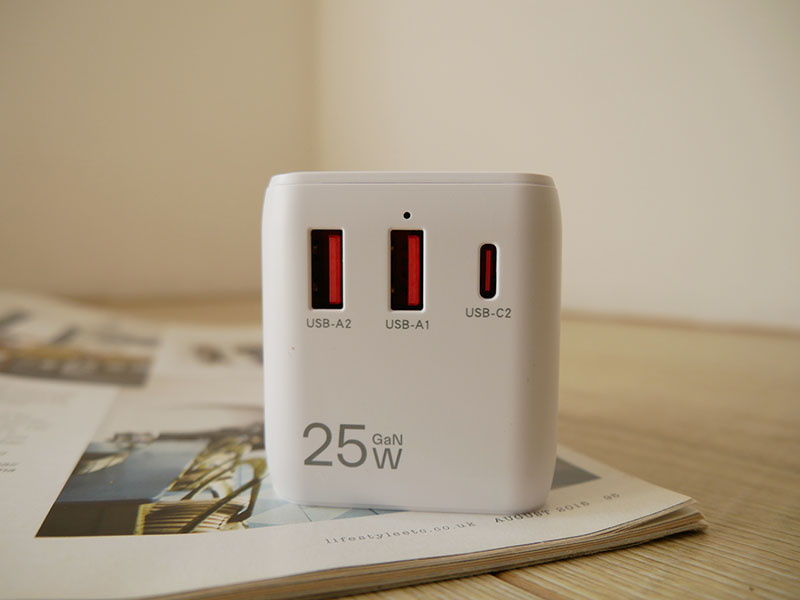 [啾團] 出國帶這顆就夠！一台抵6台！體積小、充超快又安全的KINYO自帶線氮化鎵萬國轉接頭