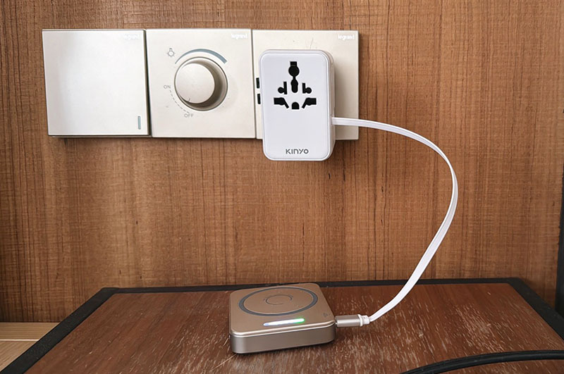 [啾團] 出國帶這顆就夠！一台抵6台！體積小、充超快又安全的KINYO自帶線氮化鎵萬國轉接頭