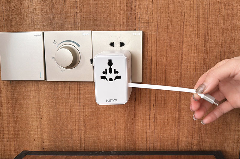 [啾團] 出國帶這顆就夠！一台抵6台！體積小、充超快又安全的KINYO自帶線氮化鎵萬國轉接頭