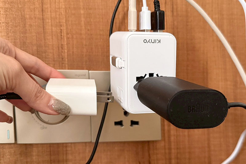 [啾團] 出國帶這顆就夠！一台抵6台！體積小、充超快又安全的KINYO自帶線氮化鎵萬國轉接頭