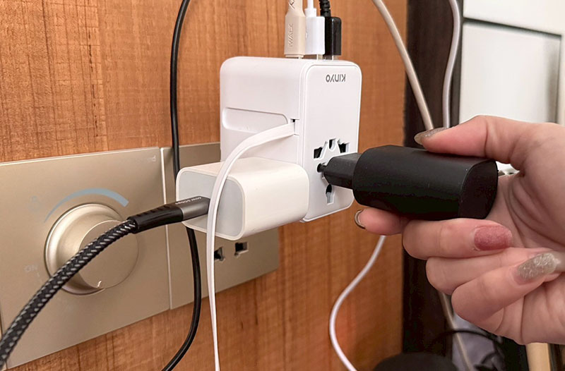 [啾團] 出國帶這顆就夠！一台抵6台！體積小、充超快又安全的KINYO自帶線氮化鎵萬國轉接頭