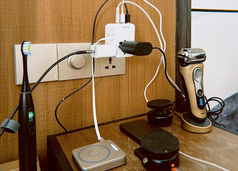 [啾團] 出國帶這顆就夠！一台抵6台！體積小、充超快又安全的KINYO自帶線氮化鎵萬國轉接頭