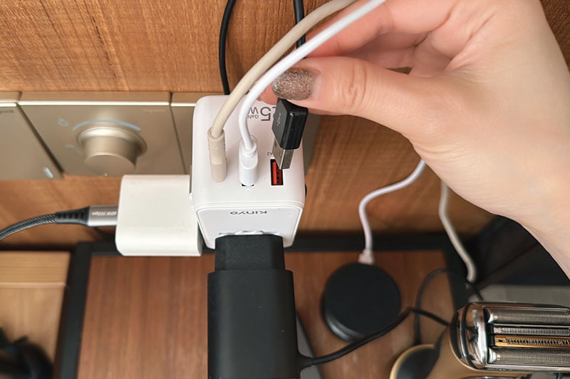 [啾團] 出國帶這顆就夠！一台抵6台！體積小、充超快又安全的KINYO自帶線氮化鎵萬國轉接頭