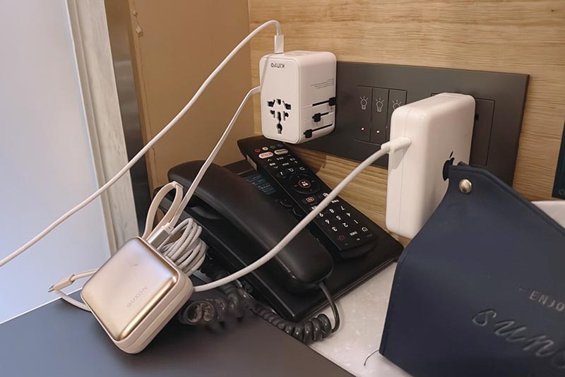 [啾團] 出國帶這顆就夠！一台抵6台！體積小、充超快又安全的KINYO自帶線氮化鎵萬國轉接頭