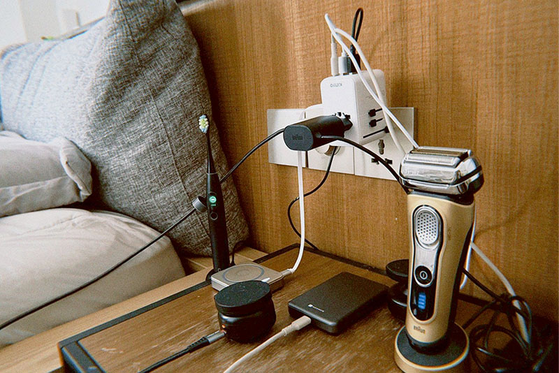 [啾團] 出國帶這顆就夠！一台抵6台！體積小、充超快又安全的KINYO自帶線氮化鎵萬國轉接頭