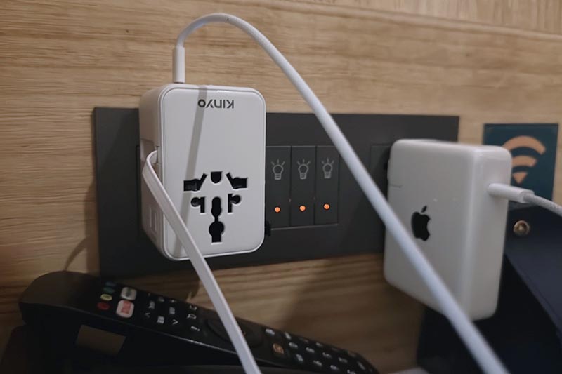 [啾團] 出國帶這顆就夠！一台抵6台！體積小、充超快又安全的KINYO自帶線氮化鎵萬國轉接頭